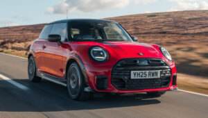 MINI कूपर शोधा: अप्रतिम डिझाइन, शक्तिशाली इंजिन आणि अतुलनीय ड्रायव्हिंगसाठी प्रीमियम आराम