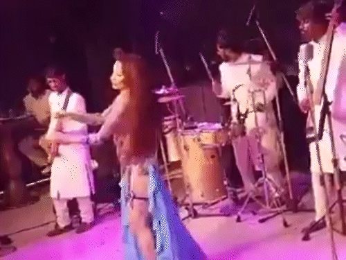 आग लागली तेव्हा क्लबमध्ये नृत्यांगना आणि बँड सादर करत होते.