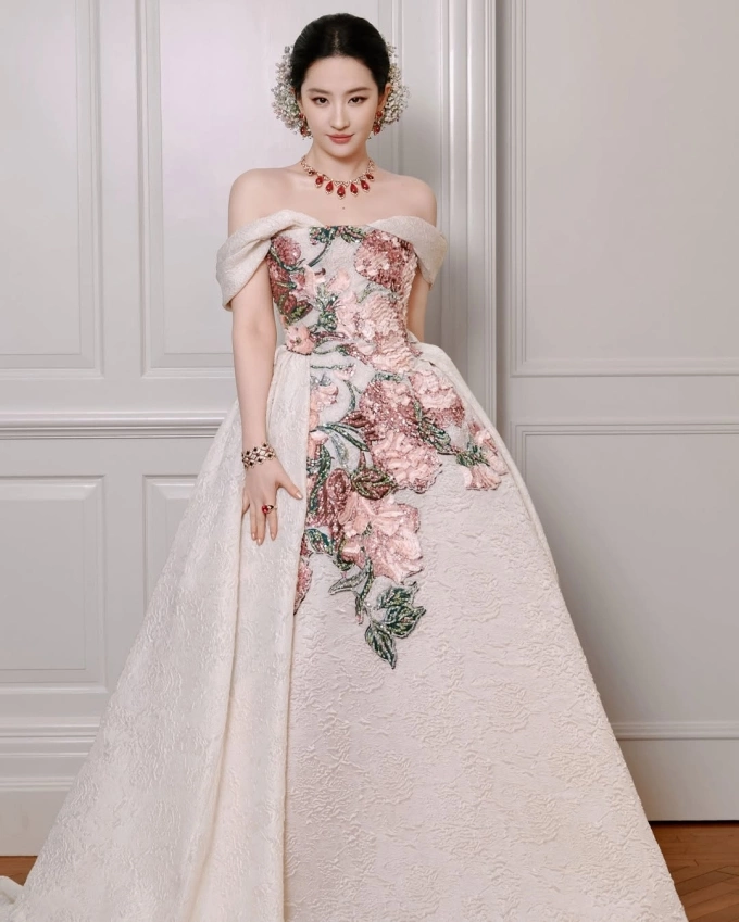 अभिनेत्री लिऊ यिफेई. लिऊ यिफिस इंस्टाग्रामवरील फोटो