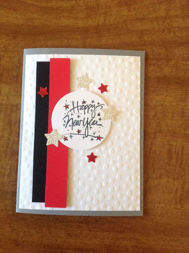 यामध्ये हे असू शकते: टेबलावरील ग्रीटिंग कार्डचा क्लोजअप