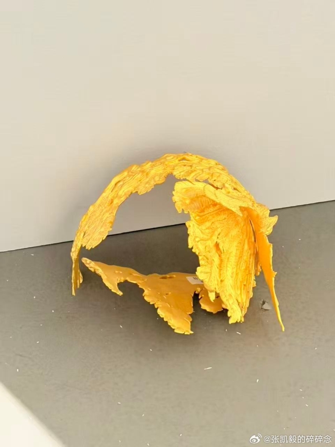 ऑनलाइन प्रभावशाली झांग कैयिसने जमिनीवर पडल्यानंतर सोन्याचे फिनिक्स लग्नाचा मुकुट. झांग्स वीबो मधील फोटो