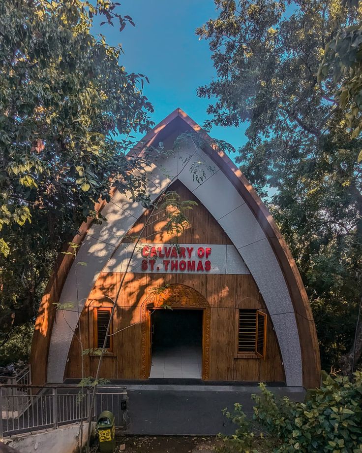 यामध्ये पुढील गोष्टींचा समावेश असू शकतो: एक मोठी लाकडी इमारत ज्याच्या समोरच्या दारावर एक चिन्ह आहे जे लटकण्याचा कोणताही मार्ग नाही