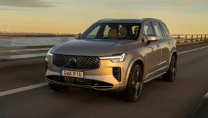 Volvo XC90: प्रगत सुरक्षा तंत्रज्ञान आणि मोहक डिझाइनसह प्रीमियम 7-सीटर SUV