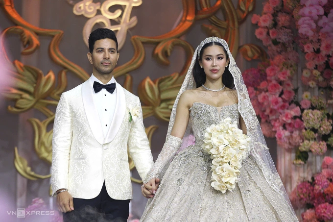 समारंभासाठी स्टेजवर टिएन गुयेन आणि त्याची पत्नी. फोटो: Quynh Tran