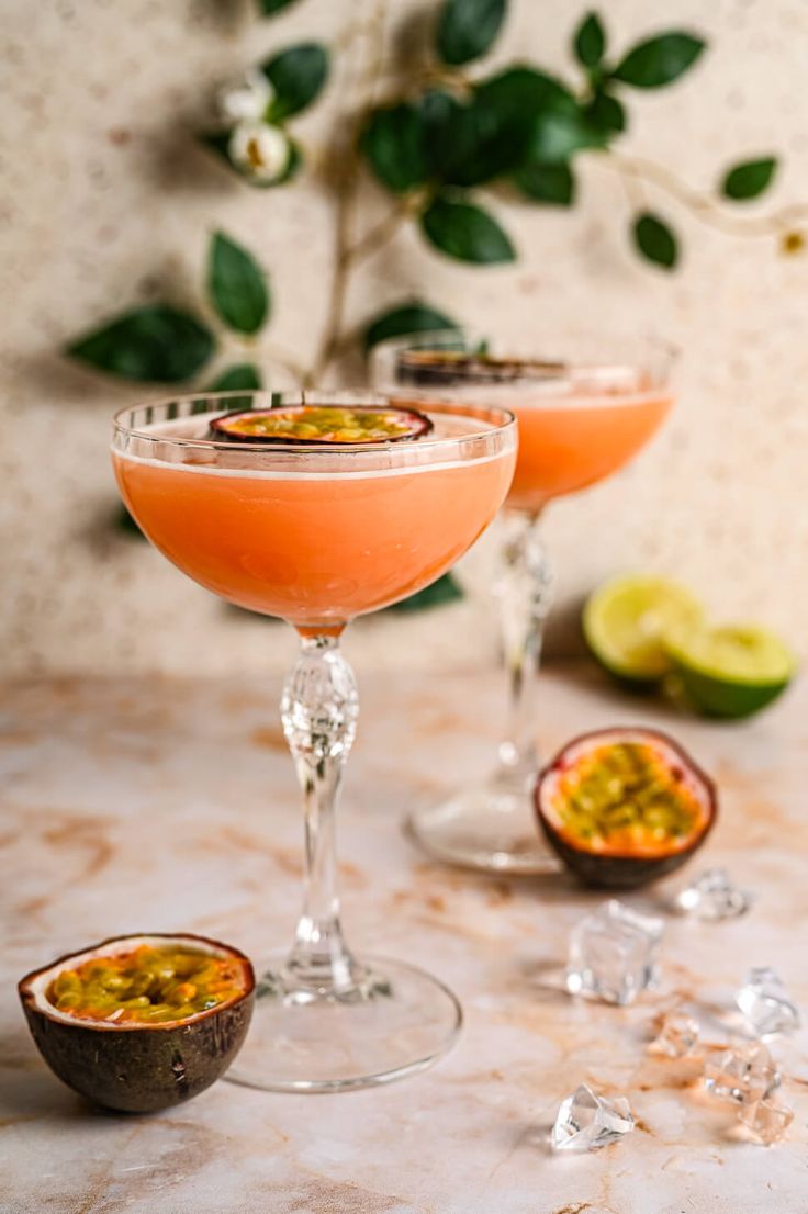 यात हे असू शकते: टेबलच्या वर बसलेले पेयांनी भरलेले दोन ग्लास