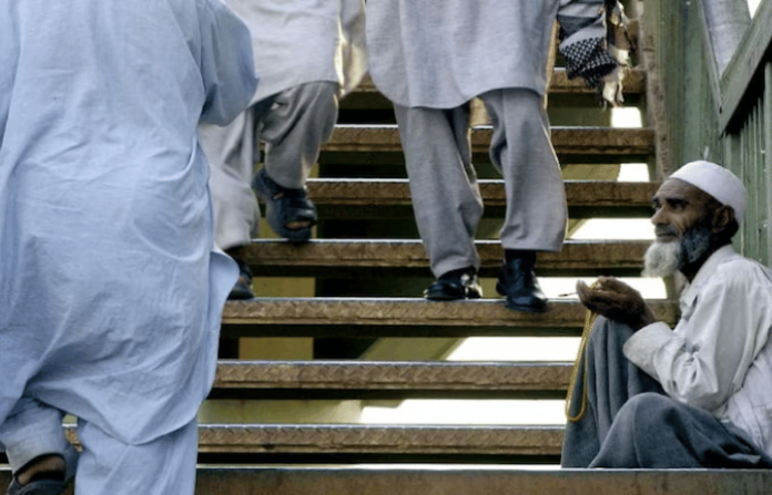 सौदी अरेबियाने 24,000 पाकिस्तानी भिकाऱ्यांना हद्दपार केले यूएईने व्हिसा नियम कडक केले