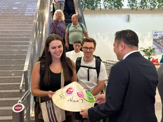 एचसीएमसी मधील टॅन सोन नट विमानतळावर परदेशी पर्यटकांचे आगमन, 1 जानेवारी 2026. फोटो सौजन्याने हो ची मिन्ह सिटी पर्यटन विभाग