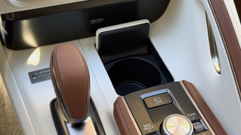 2026 लेक्सस एलसी 500 कपहोल्डर