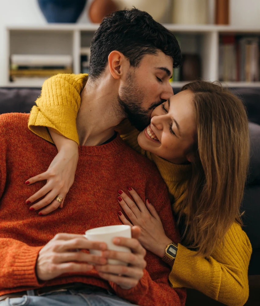 आदरणीय माणूस आपल्या मैत्रिणीला आपुलकी दाखवतो