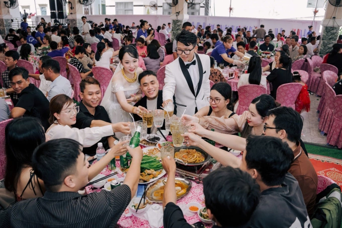 3 ऑक्टोबर 2025 रोजी खान होआ प्रांतात, 23 वर्षांच्या जुआन ह्यू या वराला टोस्ट करत एका डझनहून अधिक अनोळखी लोकांनी लग्नाला हजेरी लावली. फोटो: पात्राद्वारे प्रदान केलेला