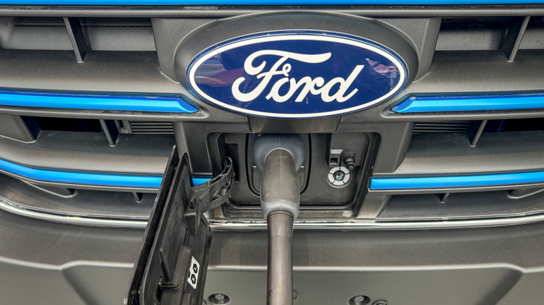 फोर्ड इलेक्ट्रिक कार चार्ज करणे.