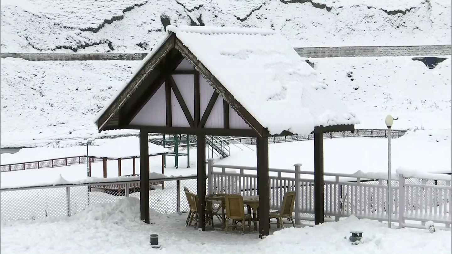 हे चित्र सोनमर्गचे आहे, आजूबाजूचा परिसर बर्फात पूर्णपणे गोठला आहे.