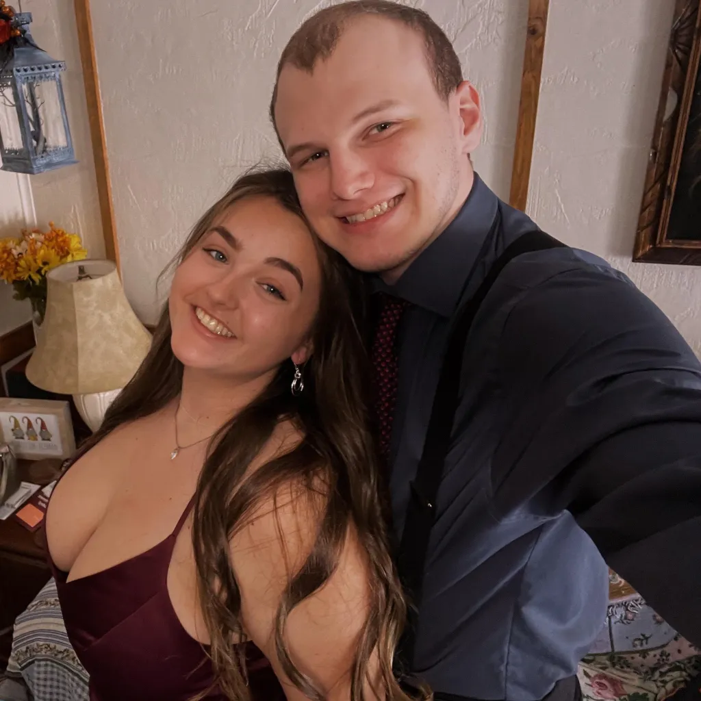 कॅटलिन ओस्टोलाझा आणि तिची मंगेतर कॅमेरॉन निस्मन हसत आहेत.