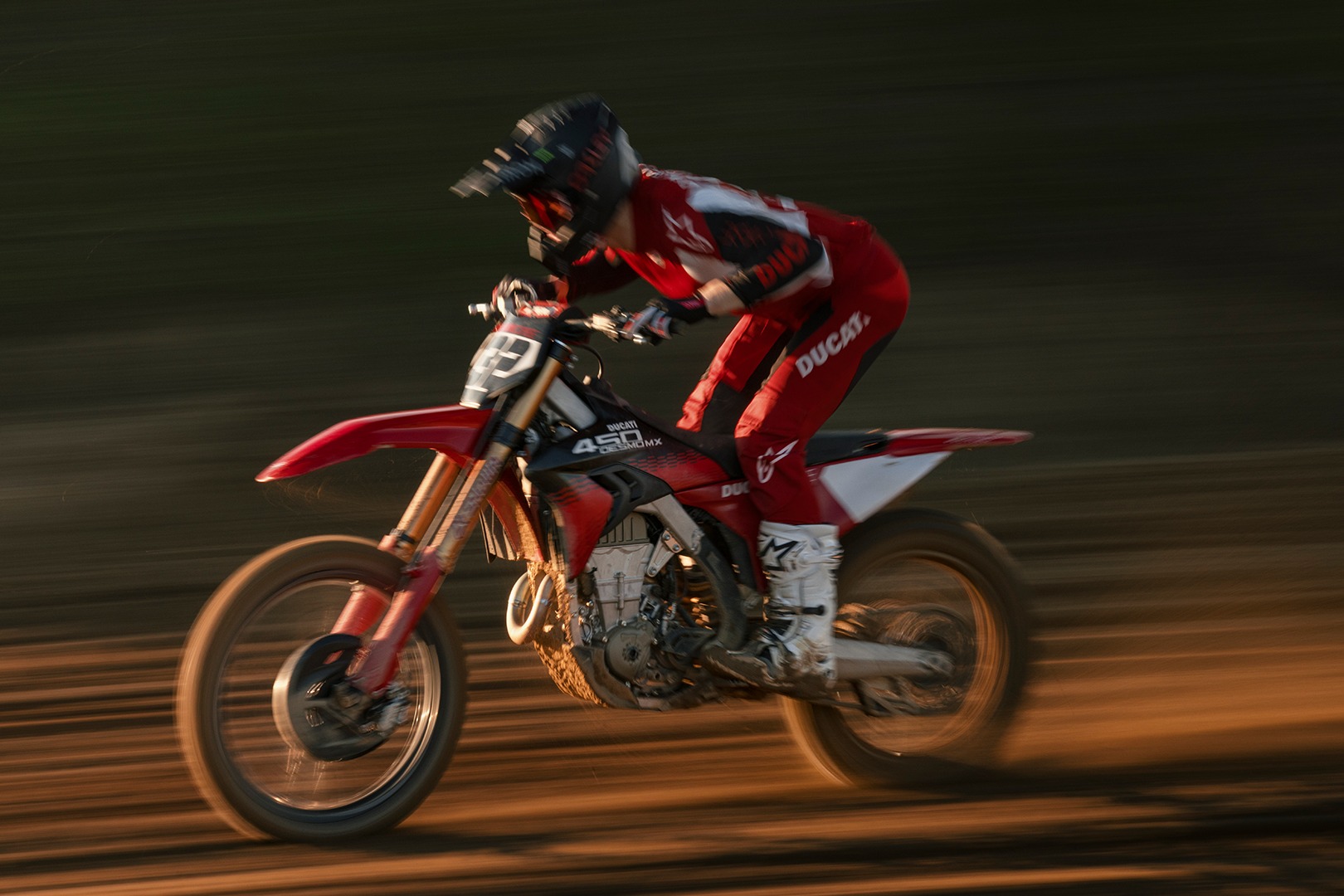 डर्ट बाईक, मोटरसायकल आणि मजकूराची प्रतिमा असू शकते