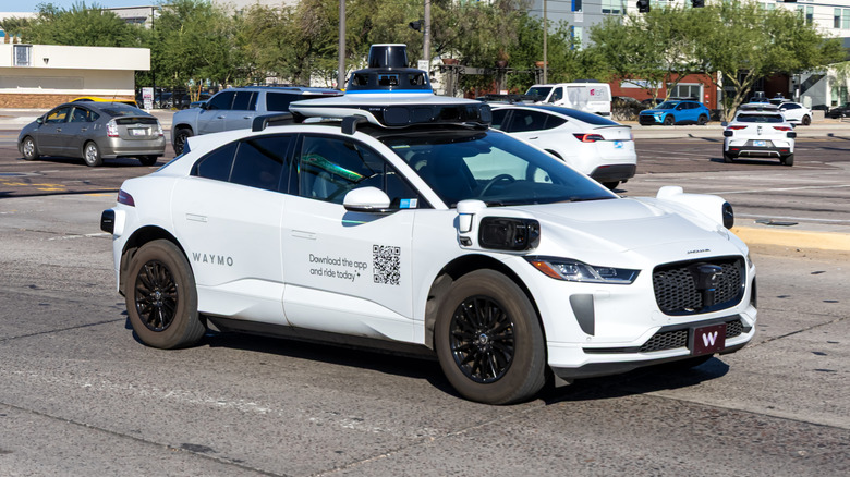 वेमो रोबोटॅक्सी रस्त्यावर.