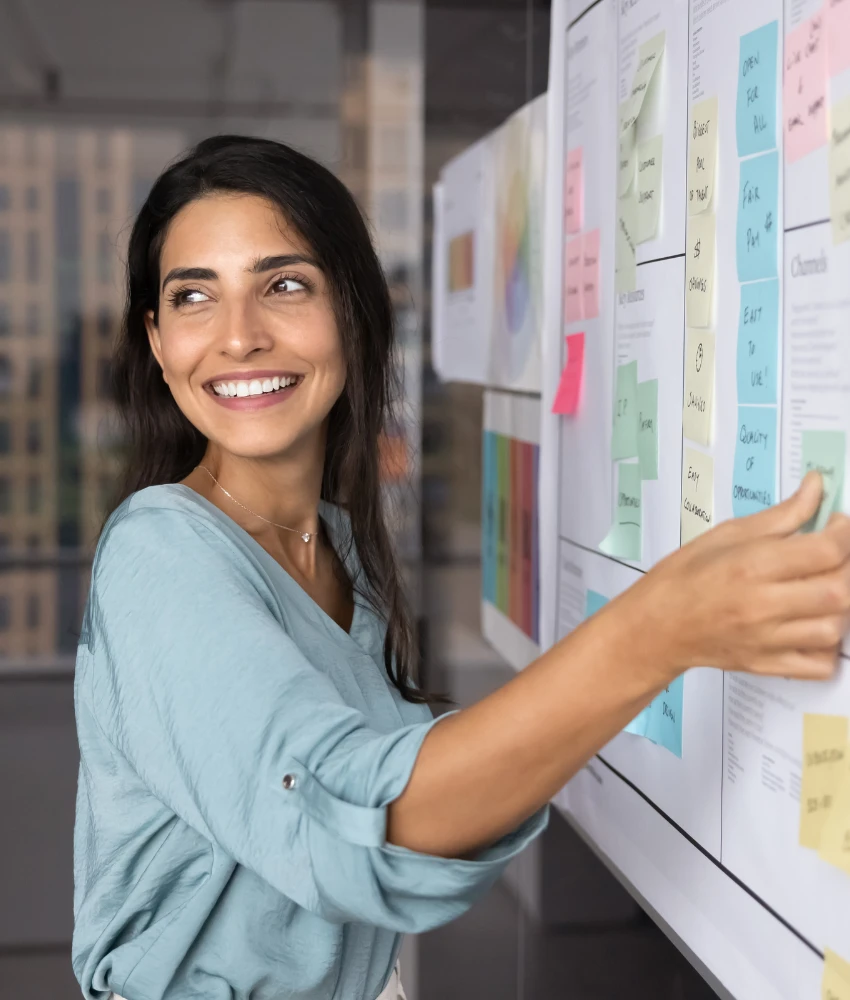 दबावाखाली संघटित असलेली मल्टीटास्किंग महिला