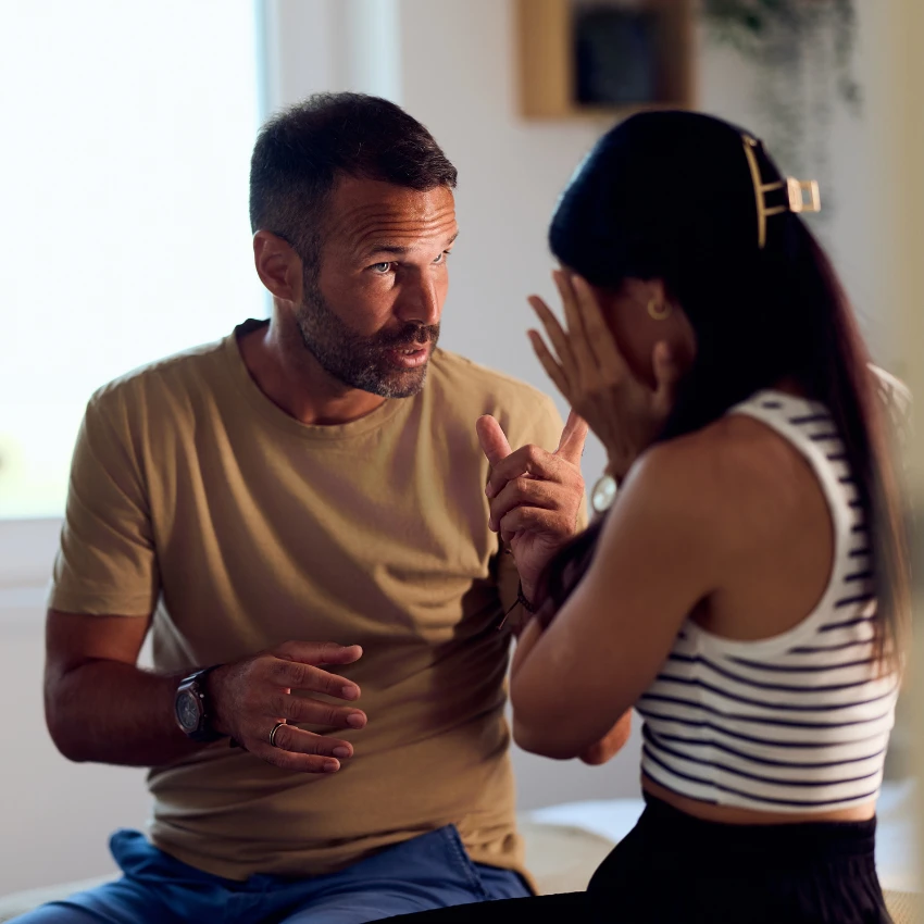 तणावग्रस्त पती-पत्नी भावनांबद्दल संभाषण करत आहेत 