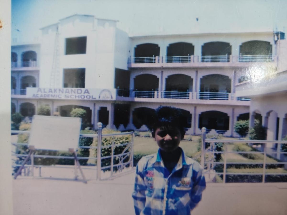 तरुण कार्तिक शर्मा आग्रा येथे त्याच्या सुरुवातीच्या काळात, जेव्हा क्रिकेट अजूनही दैनंदिन दिनचर्यामध्ये जागा सामायिक करतो.