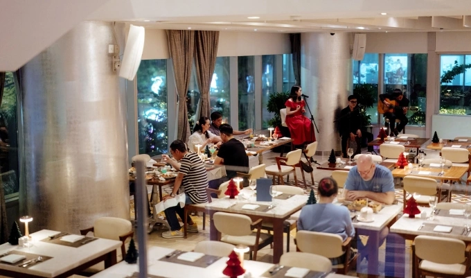 पाहुणे 9व्या मजल्यावरील लेटेस्ट रेसिपी बुफे रेस्टॉरंटमध्ये फटाक्यांसह नवीन वर्षाच्या उत्सवाचा आनंद घेऊ शकतात. Le Méridien Saigon च्या फोटो सौजन्याने