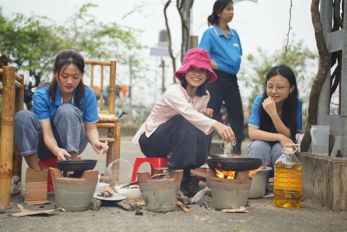 Hy Vong School - 2 मधील प्रिस्क्रिप्शनमध्ये नर्स आणि औषधाचे डोस सूचीबद्ध नाहीत