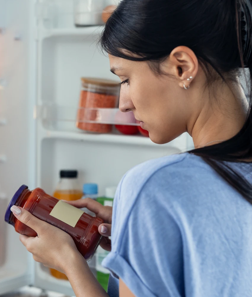 एकल आईला वाढवलेल्या महिलेने कालबाह्यता तारीख तपासली