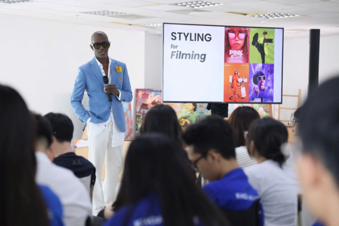 हेन्री हुबर्ट, क्रिएटिव्ह डायरेक्टर, कार्यशाळेत पॉप आयकॉन कीजचे व्हिडिओ सादर करतात. फोटो सौजन्याने Logitech