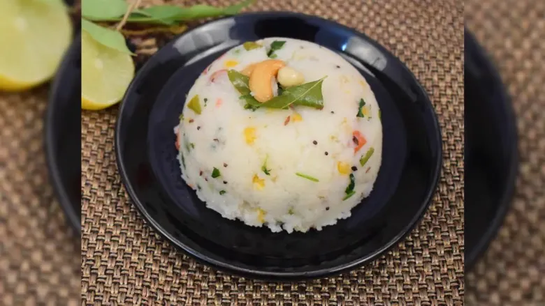 काळ्या प्लेटवर रवा उपमा