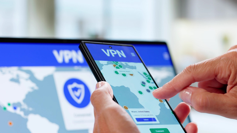 फोन आणि लॅपटॉपवर VPN चे प्रतिनिधित्व.