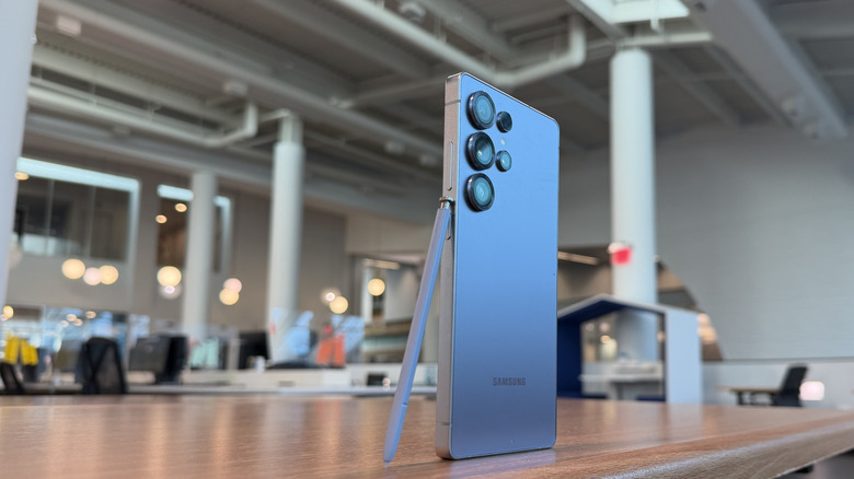 एका टेबलावर Samsung Galaxy S25 Ultra