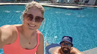 डॅरिल मिशेल पूल बाजूला