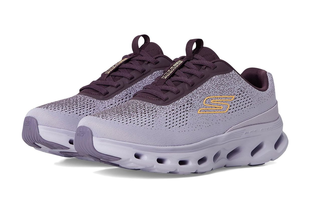 चालण्यासाठी डिझाइन केलेल्या बाजूला एक लोगो असलेले ऍथलेटिक शूजची जोडी झाप्पोस