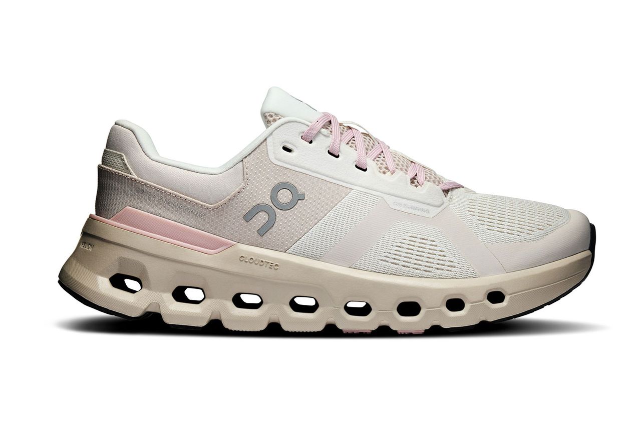 रोड रनिंग शू साइड व्ह्यू डिझाइन आणि एकमेव संरचना दर्शवित आहे REI