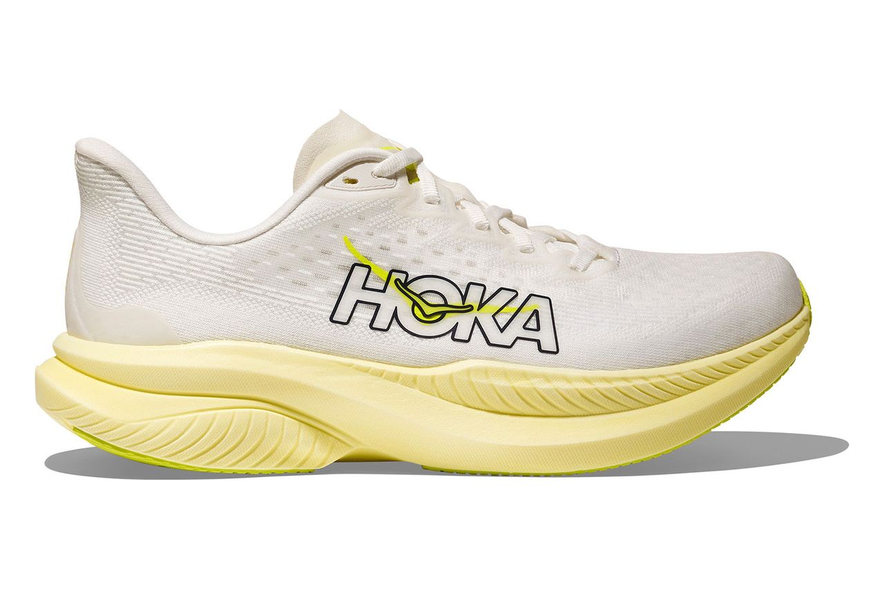 ब्रँडिंगसह एकच होका रनिंग शू साइड व्ह्यू दृश्यमान आहे REI