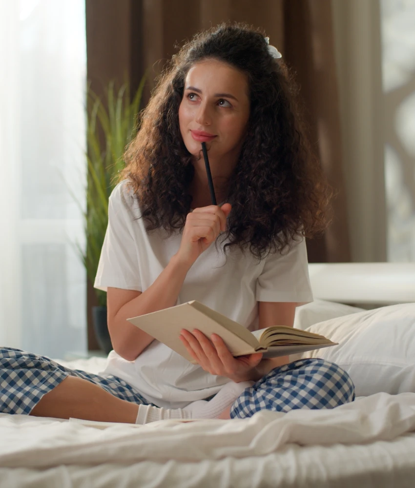 पुस्तकात लिहिणारी स्त्री आणि विचार