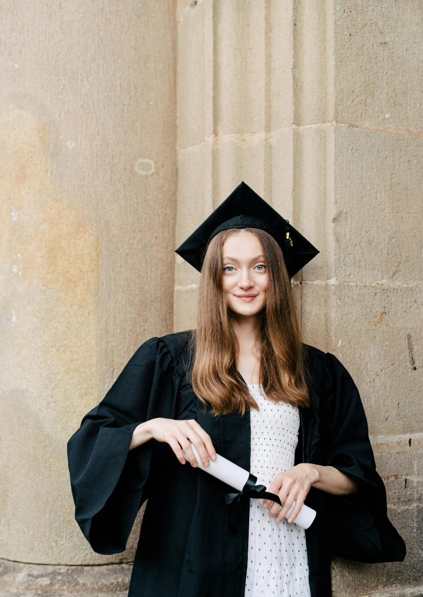 महाविद्यालयातून पदवीधर झालेली स्त्री