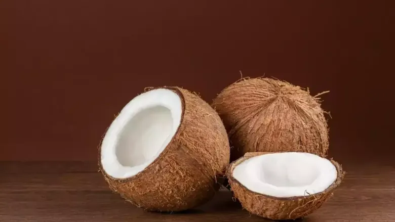 ताजे नारळाचे अर्धे भाग.