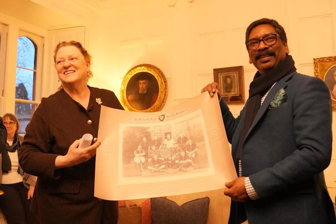 हेमंत सोरेन ऑक्सफर्ड कॉलेजमध्ये पोहोचले जेथे जयपाल सिंग मुंडा यांनी शिक्षण घेतले, सेंट जॉन्स कॉलेजने आठवणी जपल्या 6 18.56.44 वाजता WhatsApp इमेज 2026 01 25