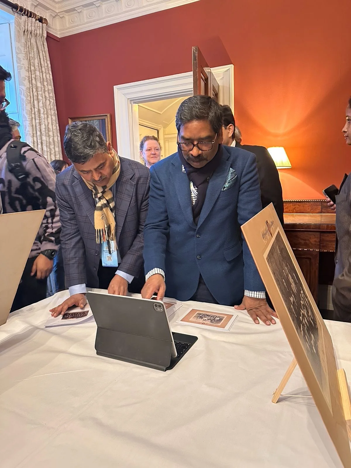 हेमंत सोरेन ऑक्सफर्ड कॉलेजमध्ये पोहोचले जेथे जयपाल सिंग मुंडा यांनी शिक्षण घेतले, सेंट जॉन्स कॉलेजने आठवणी जपल्या 7 18.56.48 वाजता WhatsApp इमेज 2026 01 25