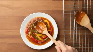 वाडग्यात शिजलेली भोपळी मिरची सर्व्ह करणे