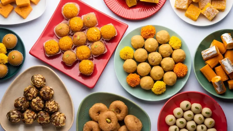 वेगवेगळ्या प्रकारच्या मिठाई प्लेटमध्ये दिल्या जातात