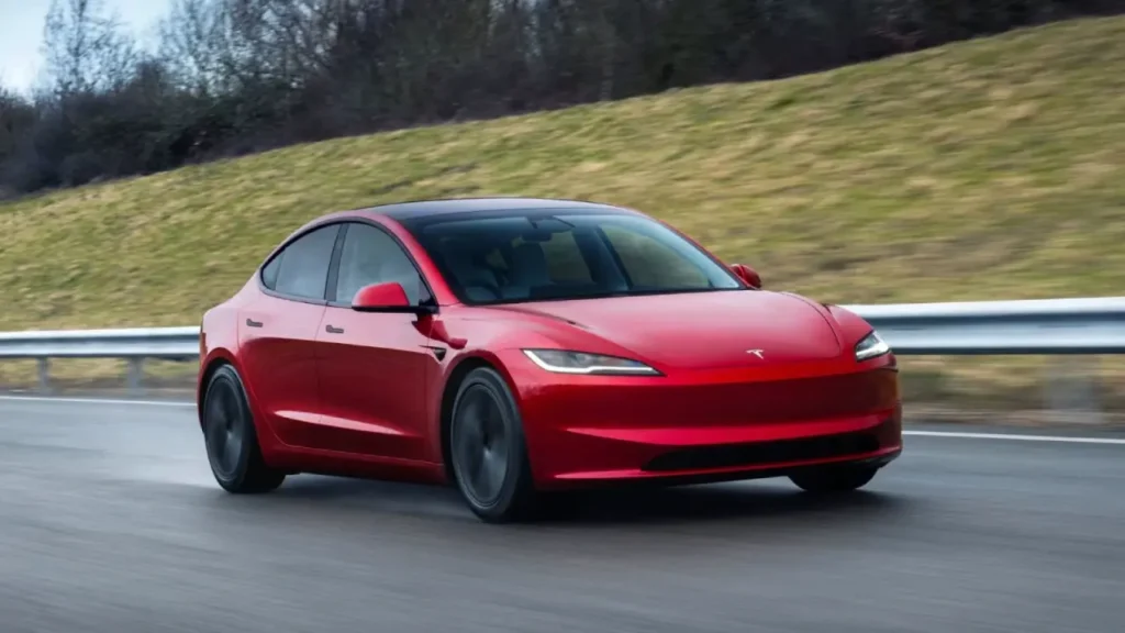 टेस्ला मॉडेल ३