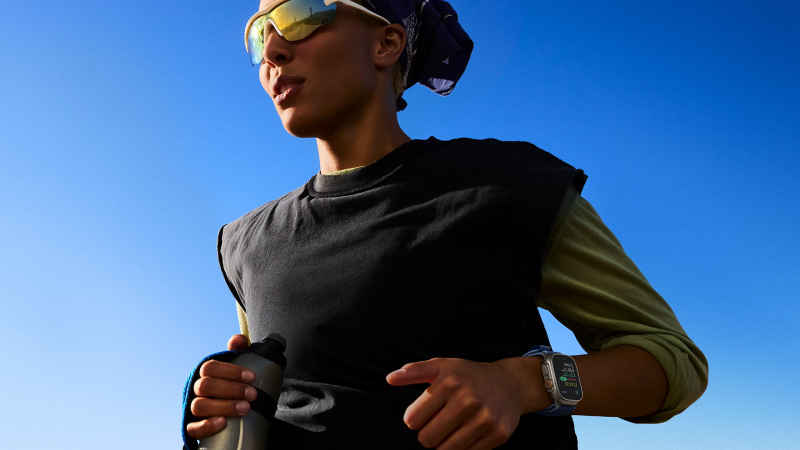 ऍपल वॉच सीरीज 11 परिधान करणारी फिटनेस महिला