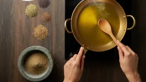 पॅनमध्ये मसाल्यासह तेल गरम करा