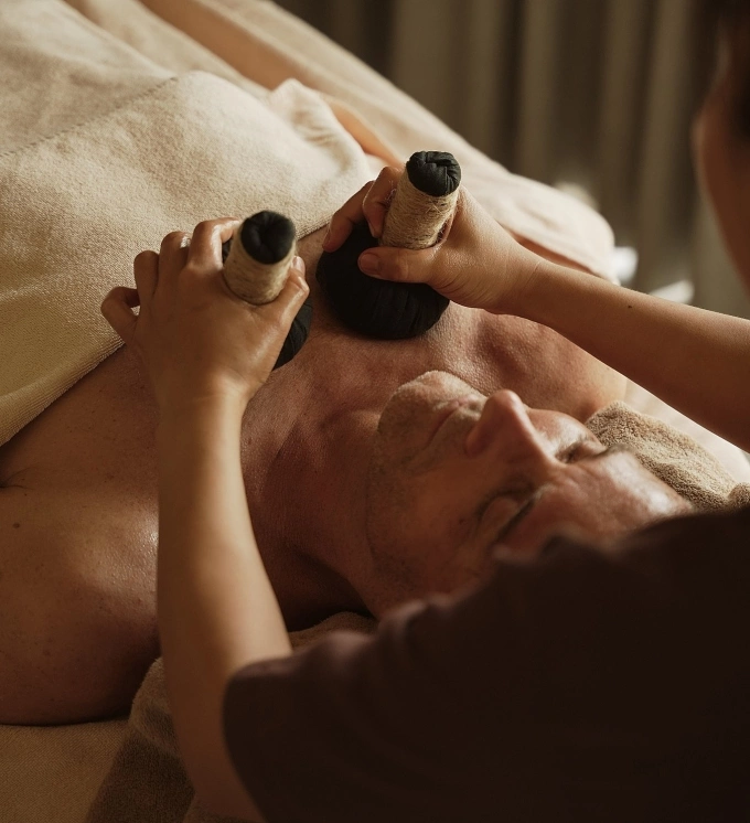 पर्यटक होई एन येथील रिसॉर्टमध्ये आरोग्य सेवा उपचारांचा अनुभव घेत आहेत. फोटो: नामिया नदी