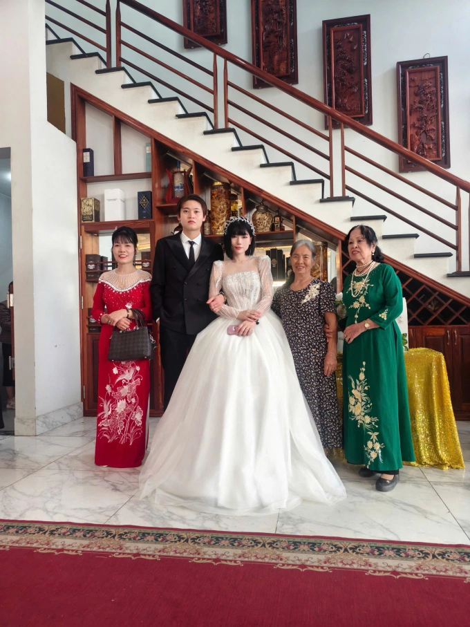 डुओंग आणि सायका या जोडप्याने डिसेंबर 2025 मध्ये त्यांच्या लग्नात नातेवाईकांसोबत स्मरणिका फोटो काढले. कॅरेक्टर फोटो प्रदान केला