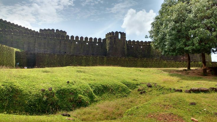 यात हे असू शकते: अग्रभागी गवत आणि झाडे असलेला जुना वाडा