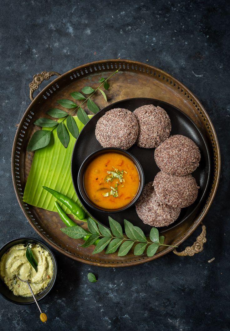 यात हे समाविष्ट असू शकते: काही अन्न प्लेटवर सॉस आणि त्याच्या शेजारी हिरवी पाने बसलेले आहे