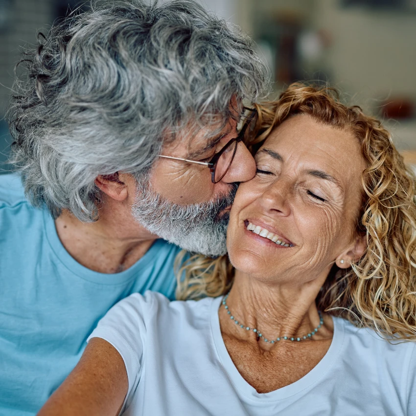 पुरुष आपल्या पत्नीला आश्रित राहण्यासाठी सुरक्षित जागा देऊ करतो जेणेकरून ती स्वतंत्र आणि यशस्वी होऊ शकेल