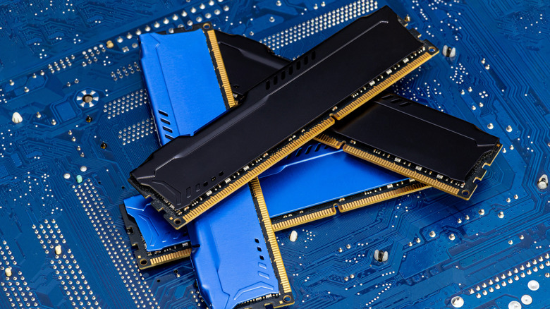 संगणकाच्या मदरबोर्डवर रॅम मेमरी मॉड्यूल्सची व्यवस्था केली आहे