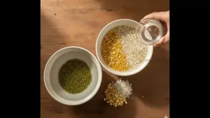 मूग डाळ (कातडीसह), चना डाळ आणि उडीद डाळ स्वच्छ पाण्याने नीट धुवून सुमारे 30 मिनिटे भिजत ठेवा.